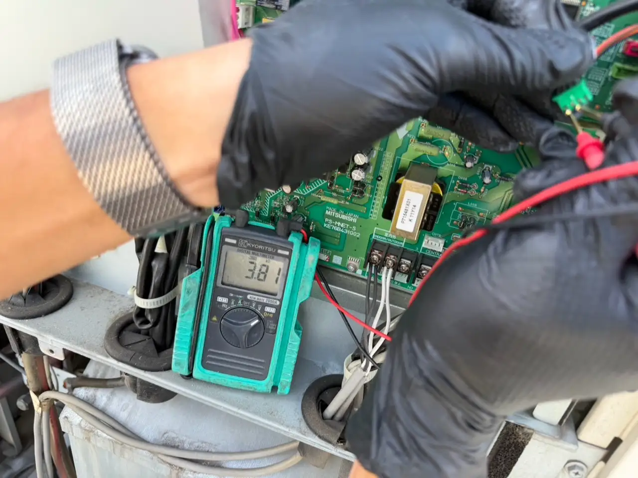 業務用空調の電気系統を確認する作業